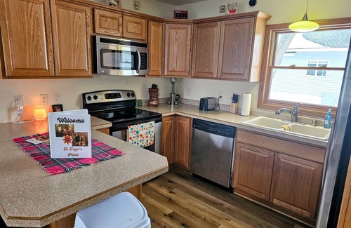 La Crosse House | Nostalgic Retro Cottage, Blocks Away from Mississippi River. Full Fenced in Yard