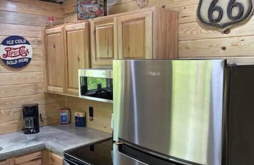 Bourbon Cabin | Nostalgic Route 66 Cabin near Blue Springs Ranch
