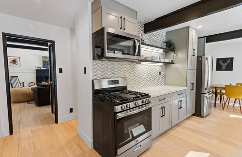 Boulder Bay House | Nostalgic vibe with modern amenities in midcentury log cabin with hot tub + more