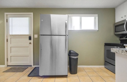 Logan House | Nostalgic Warhol 2BD Apartment