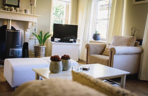 Ee House | Nostalgisch Vakantiehuis met Afsluitbare Tuin op het Zuiden