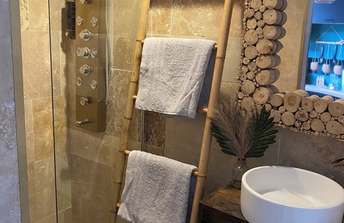 Carvin House | Nosy Komba - Oasis of relaxation with spa, video projector in the Malagasy jungle