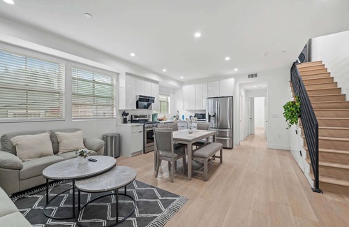 Pico-Union Apartment | Not affected by the fire/Modern Spacious Home with Parking & Fully Equipped Kitc