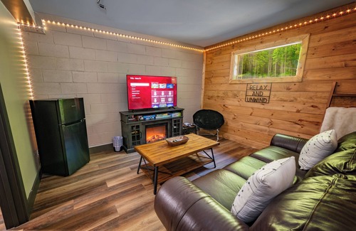 Almond Cabin | NOT YOUR GRANDMA’S CABIN! Sleeps 10: King Loft, Gaming Room, Hot Tub & Fire Pit!
