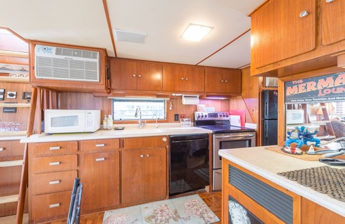Sanford Boat Rental | NOT YOUR TYPICAL HOUSEBOAT: 60 FEET OF FUN!