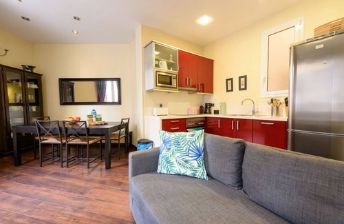 El Poble-sec Apartment | NOU - Ramblas rentals Design & Renovated Flat A/C ┃Balcony┃ 10M Ramblas