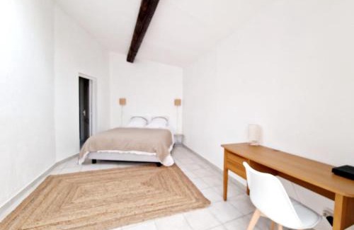 Gares Villa | NOUVEAU - Maison Cozy 150m2 - 3 chambres - Grand Salon - Clim - Wifi fibre - Netflix - 5' du centre et gare - Cour intérieure - 15' des plages