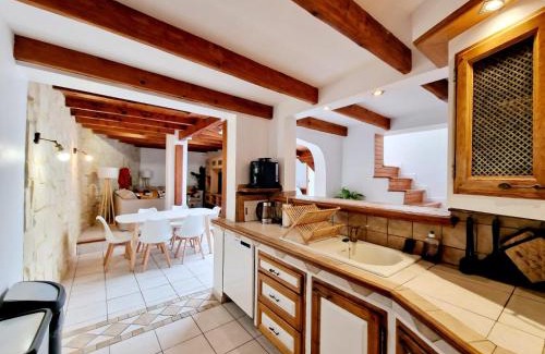 Gares Villa | NOUVEAU - Maison Cozy 150m2 - 3 chambres - Grand Salon - Clim - Wifi fibre - Netflix - 5' du centre et gare - Cour intérieure - 15' des plages