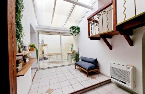 Gares Villa | NOUVEAU - Maison Cozy 150m2 - 3 chambres - Grand Salon - Clim - Wifi fibre - Netflix - 5' du centre et gare - Cour intérieure - 15' des plages