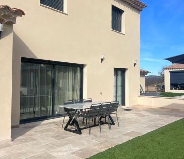 Apt Villa | NOUVEAUTE ! Villa Moderne de 4 chambres, piscine chauffée et vue panoramique