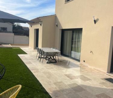 Apt Villa | NOUVEAUTE ! Villa Moderne de 4 chambres, piscine chauffée et vue panoramique