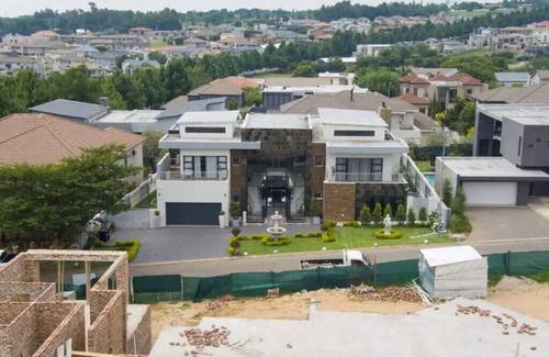 Greater Johannesburg Metropolitan Area Villa | Nova Villa Broadacres - 4 Bedroom Villa - Pool, Jacuzzi, Fire Place & More