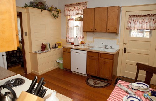 Downtown Bozeman House | November special Historic Cottage, Two Blocks from Main St., 30 day+ stays.