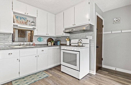 Wind Lake House | NOW BOOKING SUMMER & FALL! Charming & modern lakefront home! Sleeps 8+!