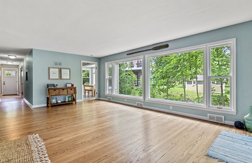 Wind Lake House | NOW BOOKING SUMMER & FALL! Charming & modern lakefront home! Sleeps 8+!