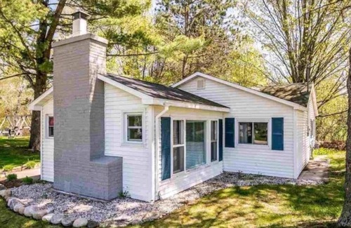 Central Lake Cottage | now booking summer 2023