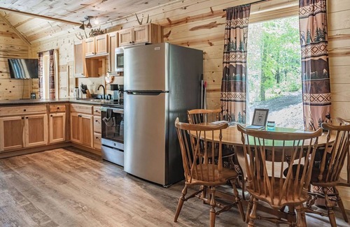 Lancaster Cabin | Now with Wifi! Blackberry Bramble: Budget-friendly in Hocking, hot tub + Firepit