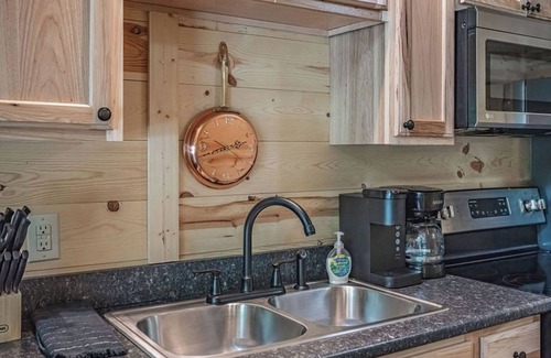 Lancaster Cabin | Now with Wifi! Blackberry Bramble: Budget-friendly in Hocking, hot tub + Firepit