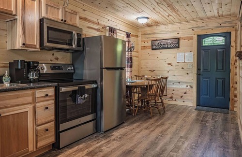 Lancaster Cabin | Now with Wifi! Blackberry Bramble: Budget-friendly in Hocking, hot tub + Firepit