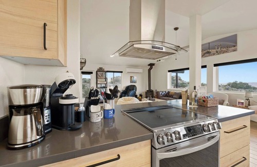 Pioneertown House | Now & Zen | Gym, Hot Tub and Views!
