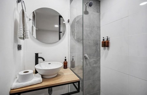 La Florida Apartment | NOWA Makondo Apt - Large Jacuzzi and AC on Main Provenza St