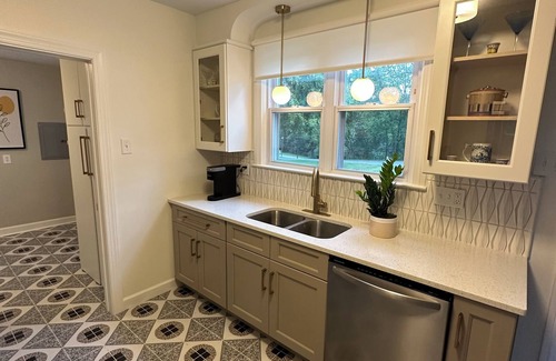 Portsmouth House | nPrivate, wooded, and convenient cottage just blocks from SOMC