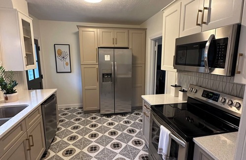 Portsmouth House | nPrivate, wooded, and convenient cottage just blocks from SOMC