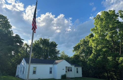 Portsmouth House | nPrivate, wooded, and convenient cottage just blocks from SOMC