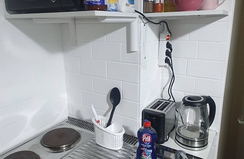 Finkenwerder Apartment | Nr 12. Eine Möblierte Suite in Finkenwerder Zentrum ,Hauptstraße mit Parkplatz