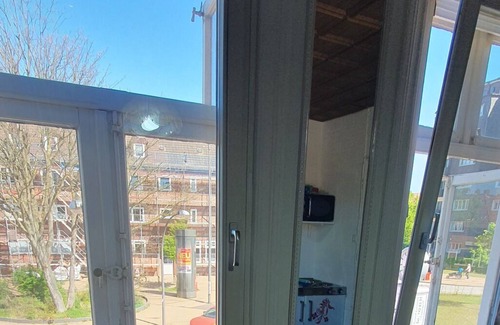 Finkenwerder Apartment | Nr 12. Eine Möblierte Suite in Finkenwerder Zentrum ,Hauptstraße mit Parkplatz