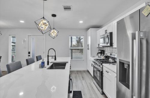Northside House | Nr Dt Heights Games Wifi Pets Deck Yard