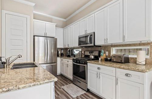 Southeast Houston House | Nr Nrg Med Center Yard Balcony Games Desk Wifi