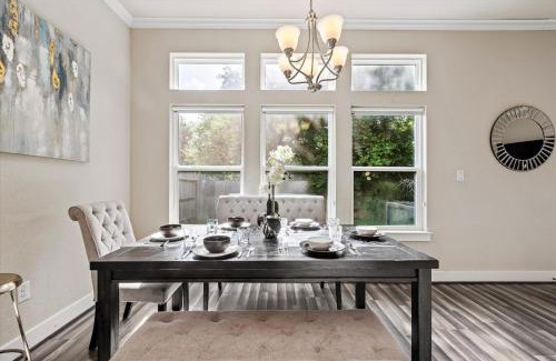 Southeast Houston House | Nr Nrg Med Center Yard Balcony Games Desk Wifi