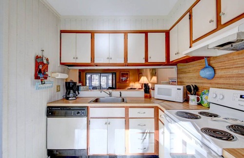 Bethany Beach Villa | nRelaxing 3BR Townhome with Pond View, Pool, and Porch – Walk/Tram to Beach