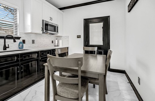 Riverside Terrace House | NRG STADIUM/MED CENTER AREA NEW BUILD IN QUAINT TREE LINED HISTORC NEIGHBORHOOD