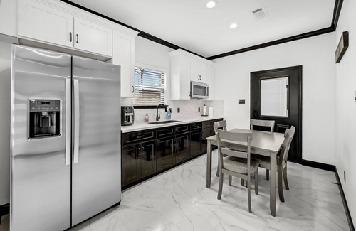 Riverside Terrace House | NRG STADIUM/MED CENTER AREA NEW BUILD IN QUAINT TREE LINED HISTORC NEIGHBORHOOD