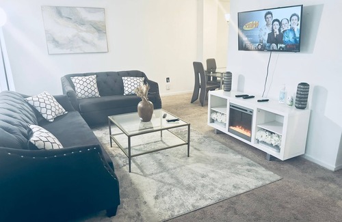 Lanham House | nRoyal Place: Three-Story Townhouse with Balcony & Workspace