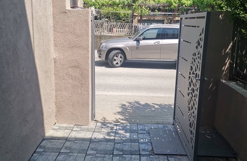 Bitola House | nSpacious 3 bedroom, 3 balcony, City Center, WiFi, AC , Free Parking, Bitola