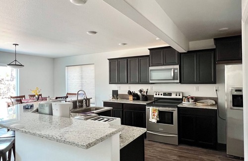 Deschutes River Woods House | nSpacious 7 bedroom, 4.5 bathroom, 5-7 minutes to downtown
