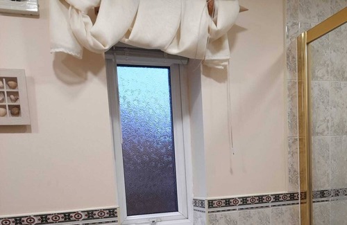 Wigan House | nSpacious modern 3 bedroom 3 bathroom house in Orrell near Wigan, pet friendly.