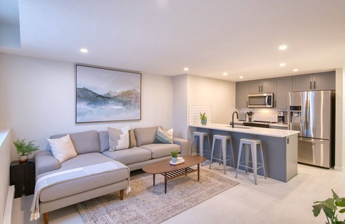 Keith Condo | nStylish & Comfy Mountain Escape ~ King Bed ~ PS5! 1 Hr from Banff National Park