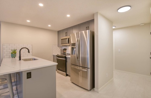 Keith Condo | nStylish & Comfy Mountain Escape ~ King Bed ~ PS5! 1 Hr from Banff National Park
