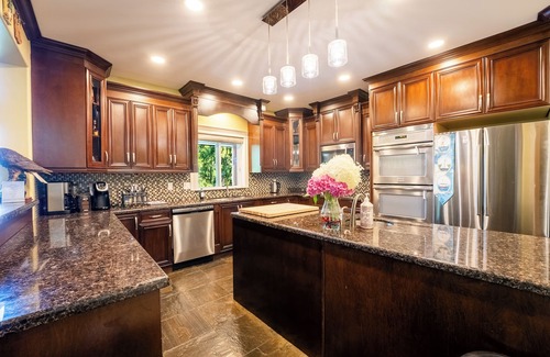 Tuwanek House | nSunshine Coast Waterfront Vacation Rental Perfect place for family reunions.nn