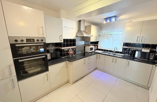 Abbey Wood House | ntJ&J Stays Abbeywoodn4-Bedroom Serviced accommodation Contractors and Families