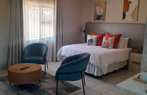 Lombardy East House | Nu Oasis guest house