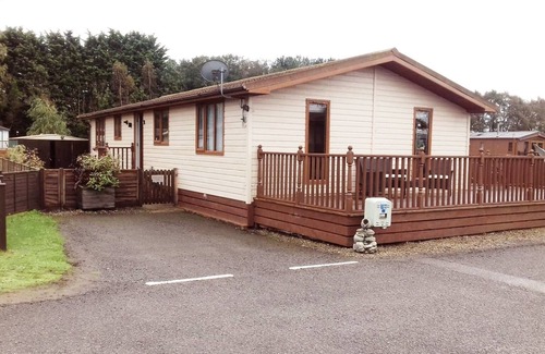 Wilberfoss Cabin | Nualas Holiday Lodge York - Private Hot Tub & Kids Play Area