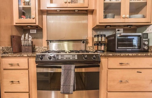 Maple Ridge House | Nugget's Roost - Maple Ridge Gem