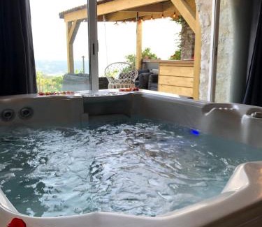 La Roquette-sur-Var Bed & Breakfast | Nuit insolite avec jacuzzi privatif et piscine