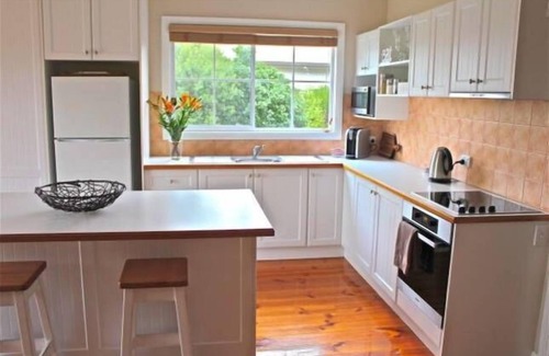 Hamilton House | Number 12 - located at Hamilton VIC