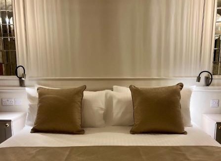 Whitby Hotel | Number 3 Pier Road Suites